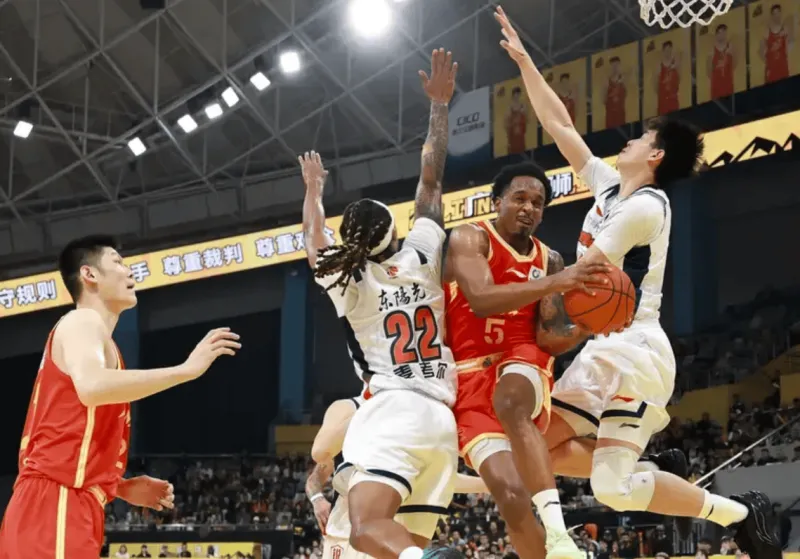 乐鱼体育APP-小巴里-布朗全场21中7,三分8中2得到21分3篮板3助攻2抢断